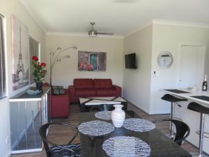 South Yunderup洋达浦坎尼小屋的客厅配有桌椅和沙发