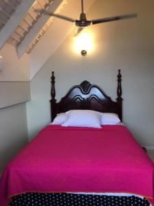 欧丘里欧#73 Fisherman's Point的一间卧室配有一张带粉色毯子的床
