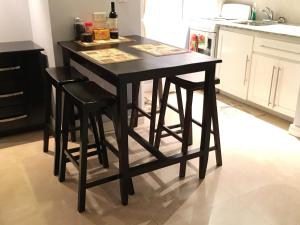 蒙特哥贝Anna's Joye Seawind - Freeport, Montego Bay的厨房里一张带凳子的黑色厨房桌