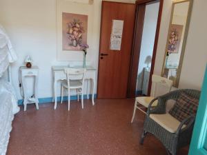 托雷圣乔万尼乌Araucaria的一间带桌椅的房间和一间用餐室