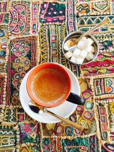斋沙默尔加赫杰萨尔哈维丽酒店的桌上的盘子上一杯咖啡