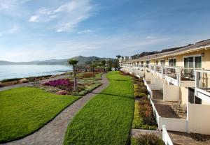 皮斯莫比奇斯百戈拉斯旅馆的从度假村的阳台上可欣赏到风景。