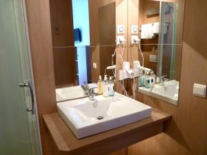 霍恩Hotel Blie, Bed & Breakfast, Self Check-in的浴室设有白色水槽和镜子