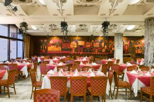 Aracan Eatabe Luxor Hotel餐厅或其他用餐的地方