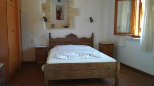 VafésPatriko Traditional Stone Houses的一间卧室配有一张床,上面有两条毛巾