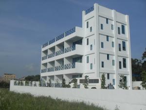 金沙镇金门海湾Villa会馆 的白色的建筑,旁边设有阳台