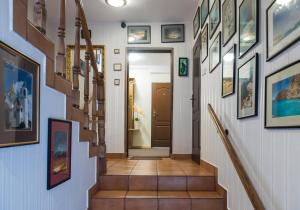 奥索瓦琥珀别墅酒店的墙上挂有照片的走廊和楼梯