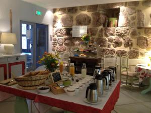 Saint-Cirgues-en-Montagne费朗迪拉克酒店的厨房里摆放着食物的桌子