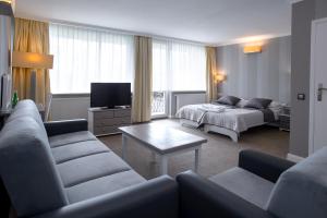 韦茨泽基斯韦斯基尼兹维亚德克酒店的客厅配有沙发和1张床