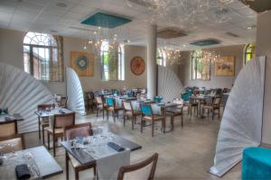 Méru特布莱特里酒店的一间带桌椅和冲浪板的用餐室