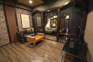 横滨H-7努达酒店（仅限成人）的客厅配有沙发和1张床
