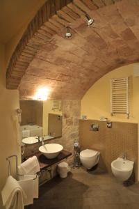 圣吉米纳诺白里昂的大型浴室设有两个水槽和两个卫生间