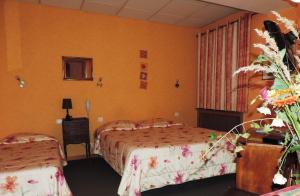 迪涅莱班Hotel De Provence的酒店客房设有两张床和窗户。