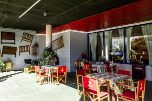 拉塞尼亚Hostal Casa Manolo的庭院内的餐厅,配有桌椅
