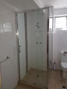 珀斯巴尔卡塔胜地度假屋的一间带卫生间的浴室内的玻璃淋浴间