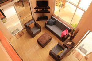 爱妮岛罗赞娜酒店的享有客厅的顶部景致,客厅配有沙发和椅子