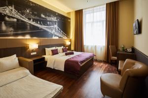 布达佩斯西瓦依12号酒店的酒店客房,配有两张床和椅子
