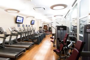 圣赫利尔泽西皇家快艇酒店的健身房设有心肺功能训练器材和跑步机