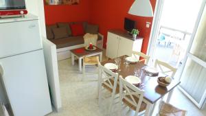 蒙布兰莱班VVF Drôme Provence的厨房以及带桌子和冰箱的客厅。