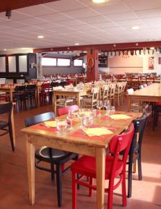 萨尔VVF Pays Basque Sare La Rhune的用餐室配有木桌和椅子
