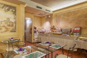 维罗纳马可波罗酒店的一间带2张桌子和柜台的餐厅