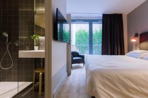波尔多T2 bis luxe hyper centre piscine的酒店客房设有一张床和一间带淋浴的浴室。
