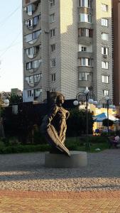 切尔卡瑟Апартаменты в центре的手持棒球棒的男人的雕像