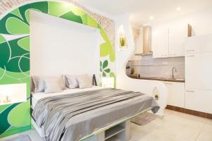 斯普利特Apartment Maleš的一间卧室设有一张床和绿色白色的墙壁