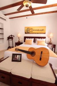 托莱多水边精品酒店的卧室内床上的吉他