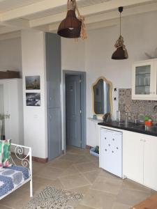 弗龙特拉El Laurel的厨房配有白色橱柜和蓝色门