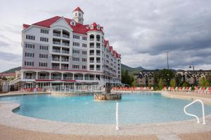 林肯RiverWalk Resort at Loon Mountain的一座大型建筑,前面有一个喷泉