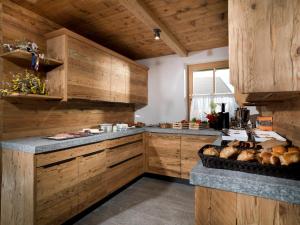 圣坎迪朵Bauernhof Zwiglhof的一个带木制橱柜和台面的大厨房