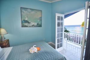 安东尼奥港蓝湖月亮圣别墅酒店的一间卧室设有一张床,享有海景