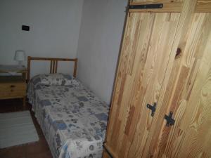 蓬圣马丁安蒂卡住宿加早餐旅馆的一间卧室配有一张床和一扇木门