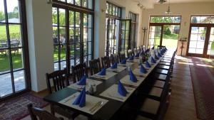 济维科夫斯科波德拉迪Penzion Fousek的用餐室配有带蓝餐巾的长桌