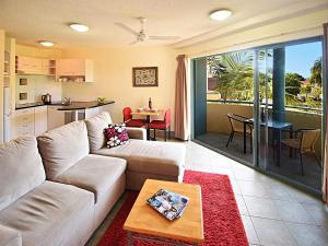 努萨维尔桑迪肖尔斯努萨河酒店的客厅配有沙发和桌子