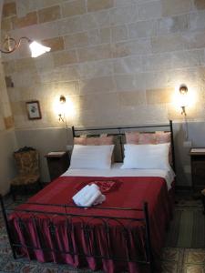 阿韦特拉纳Antico Borgo的一间卧室配有一张带红色毯子的床