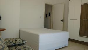帕苏迪托雷斯Solar Bella Torres的卧室配有白色的床和椅子