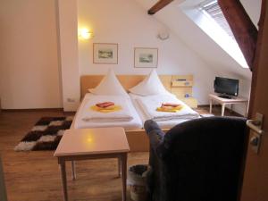 杜伊斯堡弗赖哈芬酒店的一间带两张床和一张沙发的客厅