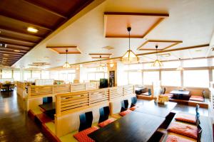 北见大江本家的用餐室设有桌椅和窗户。