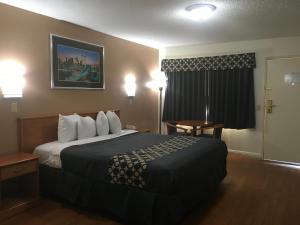 博蒙特博蒙特加州美洲最佳旅馆的一间设有大床和窗户的酒店客房