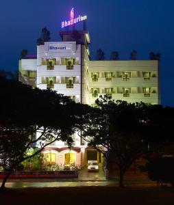 古鲁瓦尤尔古鲁瓦约奥尔巴瑟瑞酒店的上面有一个 ⁇ 虹灯标志的酒店