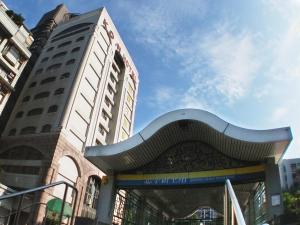 台北凯统饭店的城市中带有弧形屋顶的建筑
