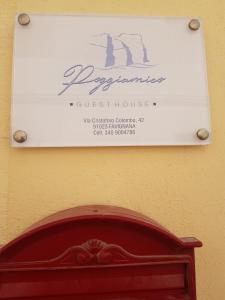 法维尼亚纳Poggiamico Guest House的旅馆墙上的标志
