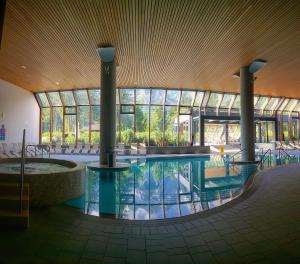 克拉尼斯卡戈拉Hotel Špik的一座带窗户的建筑中央的游泳池