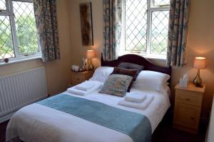 布里奇诺斯公牛头旅馆的一间卧室设有一张大床和两个窗户