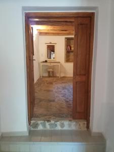 SpílionHeracles Traditional Cretan Houses的打开门进入带书桌的房间