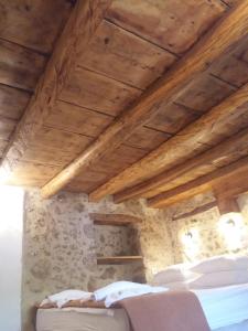 SpílionHeracles Traditional Cretan Houses的客房设有木制天花板和两张床。