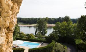 罗什科尔邦豪特斯洛克斯酒店的享有游泳池和湖泊的景色