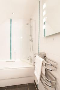LowdhamUnicorn, Gunthorpe by Marston's Inns的白色的浴室设有浴缸和淋浴。